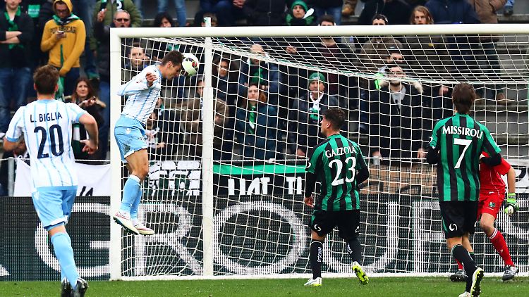 Klose trifft zum zwischenzeitlichen 2:0 beim 3:0-Sieg gegen Sassuolo.