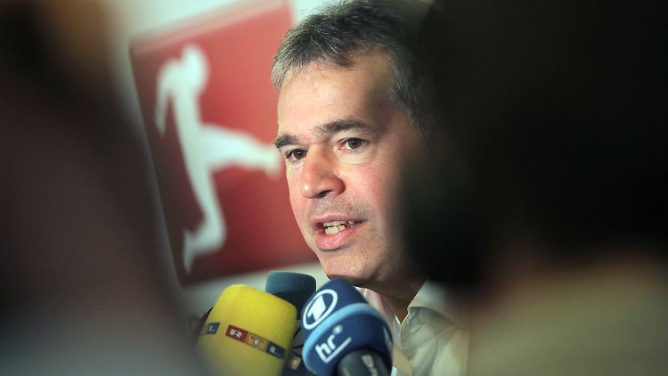 DFL-Geschäftsführer Rettig: "Es kann nicht sein, dass die WM von 32 auf 28 Tage verkürzt wird, die Spieler aber die gleiche Anzahl von Partien absolvieren müssen."