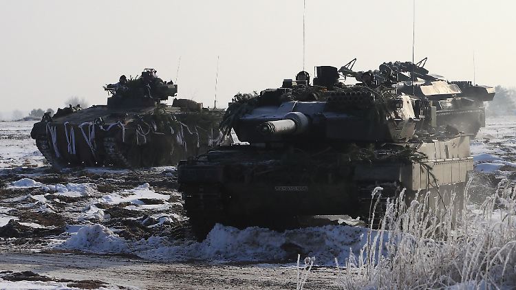 Als Reaktion auf internationale Krisen soll die Bundeswehr auch bereits ausgemusterte "Leopard 2"-Panzer wieder in Betrieb nehmen.