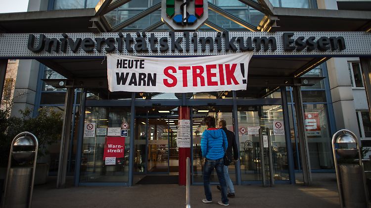 "Heute Warnstreik", heißt es am Eingang des Universitätsklinikums in Essen.