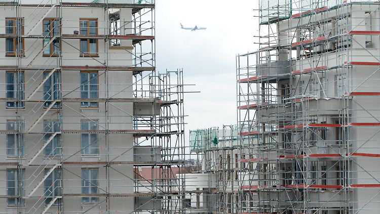 Nicht nur Hunderttausende Flüchtlinge brauchen dringend Wohnungen. Auch der anhaltende Zuzug vom Land in die Städte sorgt für Wohnungsnot.