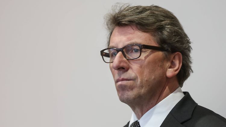 Georg Schmid steht mit dem Rücken zur Wand.