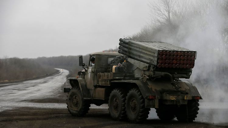 Ein Grad-Raketenwerfer der ukrainischen Armee nahe Artemivsk: Zuletzt hielten sich beide Konfliktparteien an den Abzug schwerer Waffen von der Frontlinie.