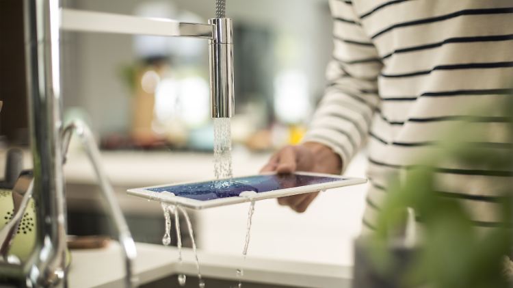 Das Xperia Z4 ist nicht nur abwaschbar. Man könnte es auch in die Badewanne mitnehmen. 