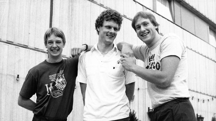 Welp im Jahr 1984 mit Detlef Schrempf (l.) und Uwe Blab (M.). Drei Jahre später schaffte der Center den Sprung in die NBA.