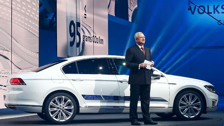 Martin Winterkorn vor dem neuen VW Passat.