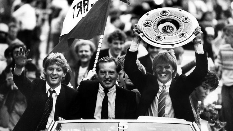 Heute spielt der VfB gegen den Abstieg, 1984 gewannen die Stuttgarter die Meisterschale. Mit dabei Karlheinz Förster (l.).