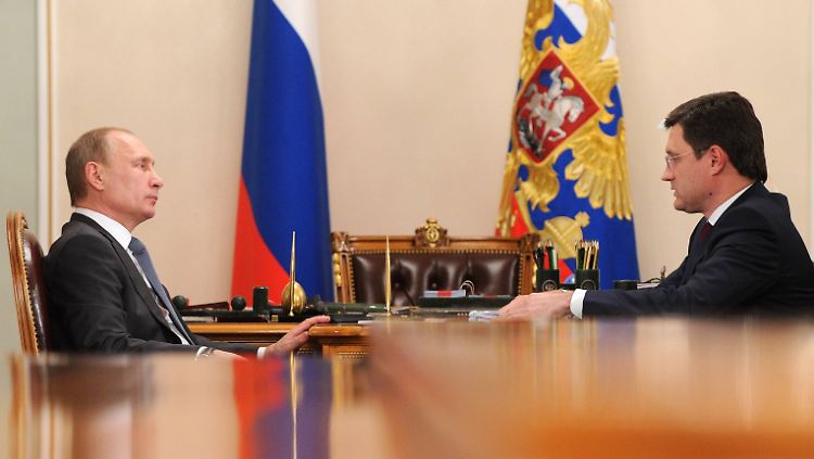 Präsident Wladimir Putin (l) und sein Energieminister Alexander Novak: Der Etat klemmt.