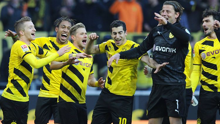 Gute Laune in Dortmund: Die Borussen feiern nach dem Derbysieg gegen Schalke.
