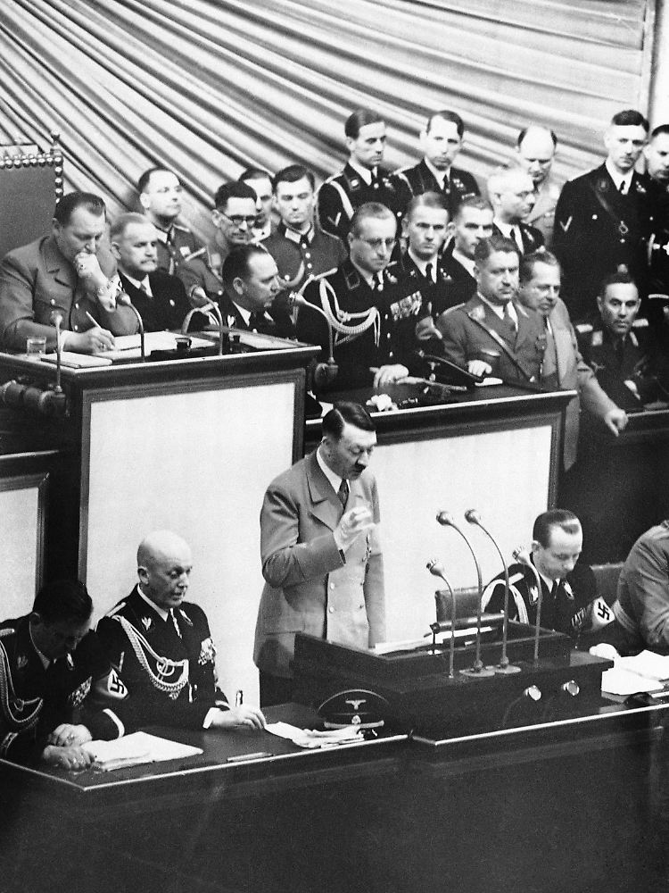 1. September 1939: 1. September 1939: Hitler verkündet dem Reichstag, dass "zurückgeschossen" werde.
