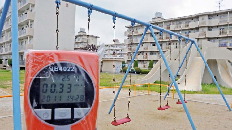 Auf Spielplätzen in der Präfektur Fukushima stehen Tafeln, die darüber informieren, wie sehr Schaukel und Sandkiste radioaktiv belastet sind.