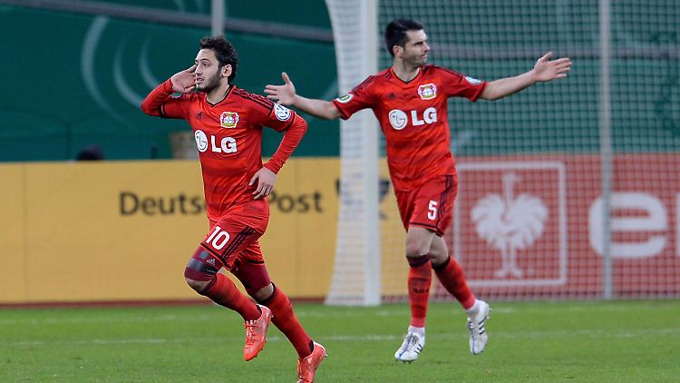Calhanoglu und Spahic feiern das späte 1:0.