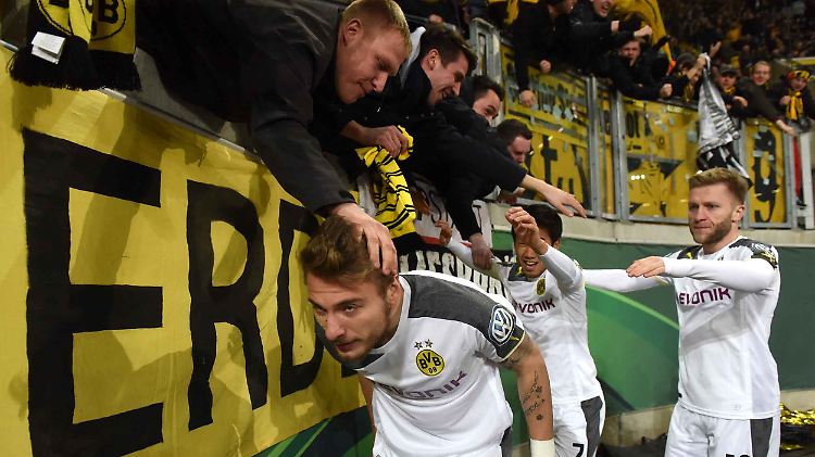 Erkämpftes 2:0 bei Dynamo Dresden: Fans und Spieler freuen sich über den Pokal-Viertelfinaleinzug.