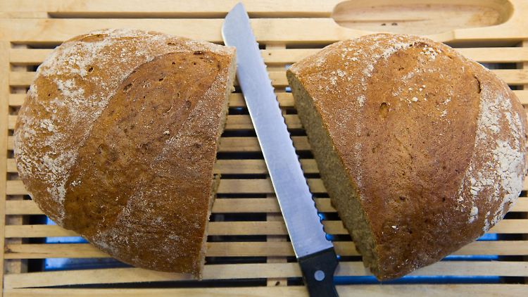 Wenn Brot nicht mehr frisch ist, kann es nicht mehr verkauft werden und landet im Müll.