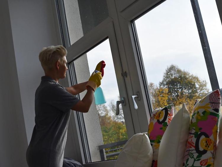 Eine Hilfskraft für den Frühjahrsputz hat ihren Preis. Jedoch kann die Steuerschuld um 20 Prozent der Arbeitskosten gesenkt werden.