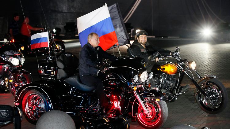 "Starke" Männer unter sich: Präsident Putin mit "Nachtwölfe"-Chef Saldostanow waren 2011 zusammen auf einem Biker-Festival.