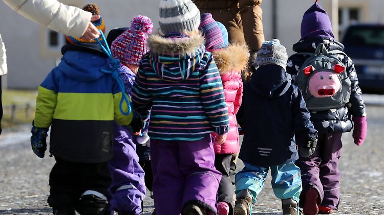 Im März 2014 besuchten 660.750 Kinder unter drei Jahren eine Kindertageseinrichtung
oder eine Tagespflegeperson.
