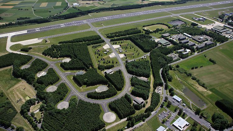 In diesem Waldstück lagern US-Atomwaffen: Unter den runden Betonplatten sollen sich unterirdische Silos befinden.
