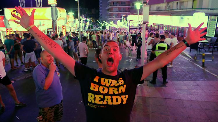 Ein Tourist feiert auf der Partymeile in Magaluf auf der Ferieninsel Mallorca.