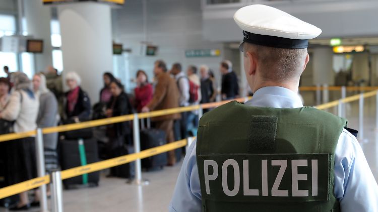 Die Polizei fing den jungen Mann direkt nach der Landung ab.