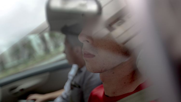 Einer der zwei Angeklagten wird von der örtlichen Polizei abtransportiert.