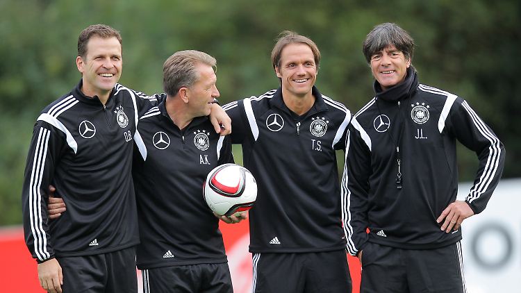 Neben Bundestrainer Joachim Löw (re.-li.), sollen auch Assistenztrainer Thomas Schneider, Torwarttrainer Andreas Köpke und Manager Oliver Bierhoff ihre Verträge verlängern.