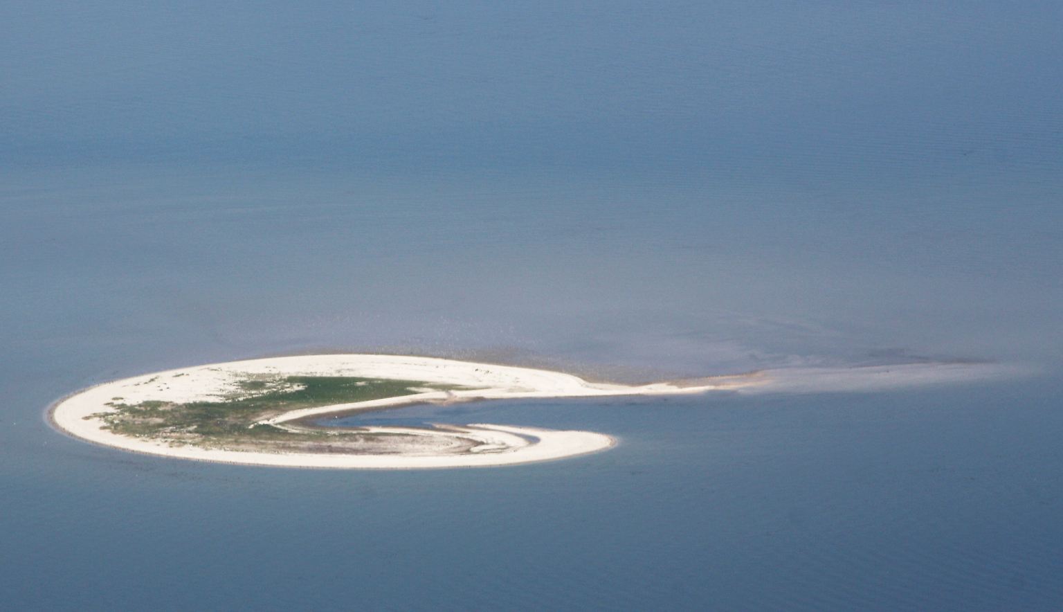 Lütje Hörn: Dieses kleine Eiland - rund 6,5 Hektar groß - liegt südöstlich von Borkum und gehört damit zu den Ostfriesischen Inseln. Anders als alle anderen Ostfriesischen Inseln ist Lütje Hörn in Nord-Süd-Richtung gestreckt. 