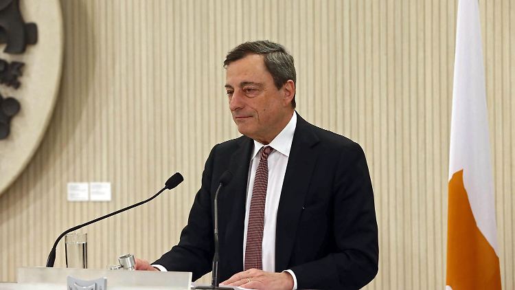 Mario Draghi verkündet im krisengeschüttelten Zypern des Start des EZB-Programms.