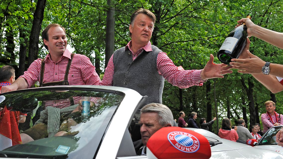 Auch beim Feiern ein gutes Team: Christian Nerlinger (links) und Louis van Gaal.