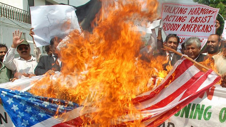 Im pakistanischen Multan verbrennen Juristen eine US-Flagge.