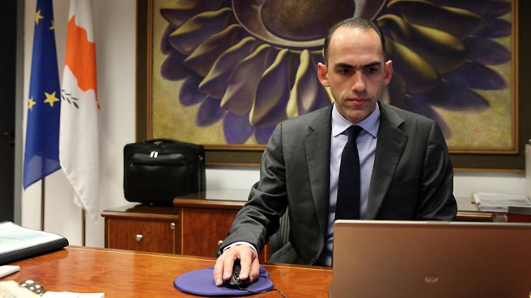 Näher an Irland als an Griechenland: Zyperns Finanzminister Harris Georgiades beim Reuters-Interview in seinem Büro in Nikosia.
