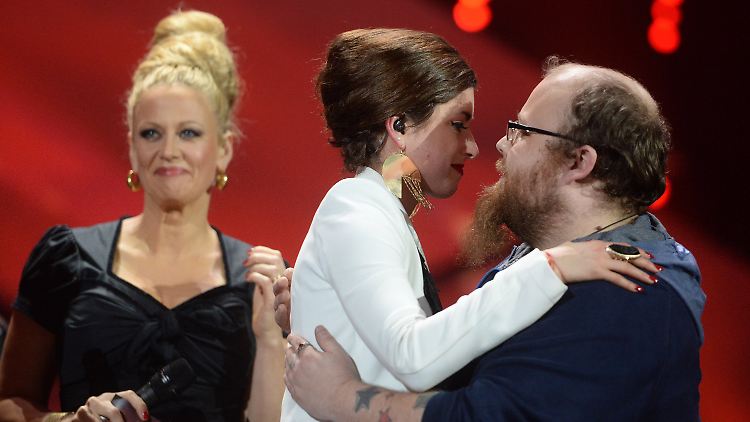 Andreas Kümmert lässt Ann Sophie den Vortritt. Moderatorin Barbara Schöneberger (l.) ist fix und fertig. 
