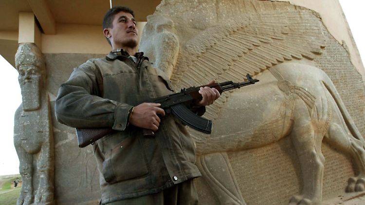 Ein Wächter bewacht im Jahr 2003 die archäologische Stätte der ehemaligen assyrischen Haupstadt Nimrud.