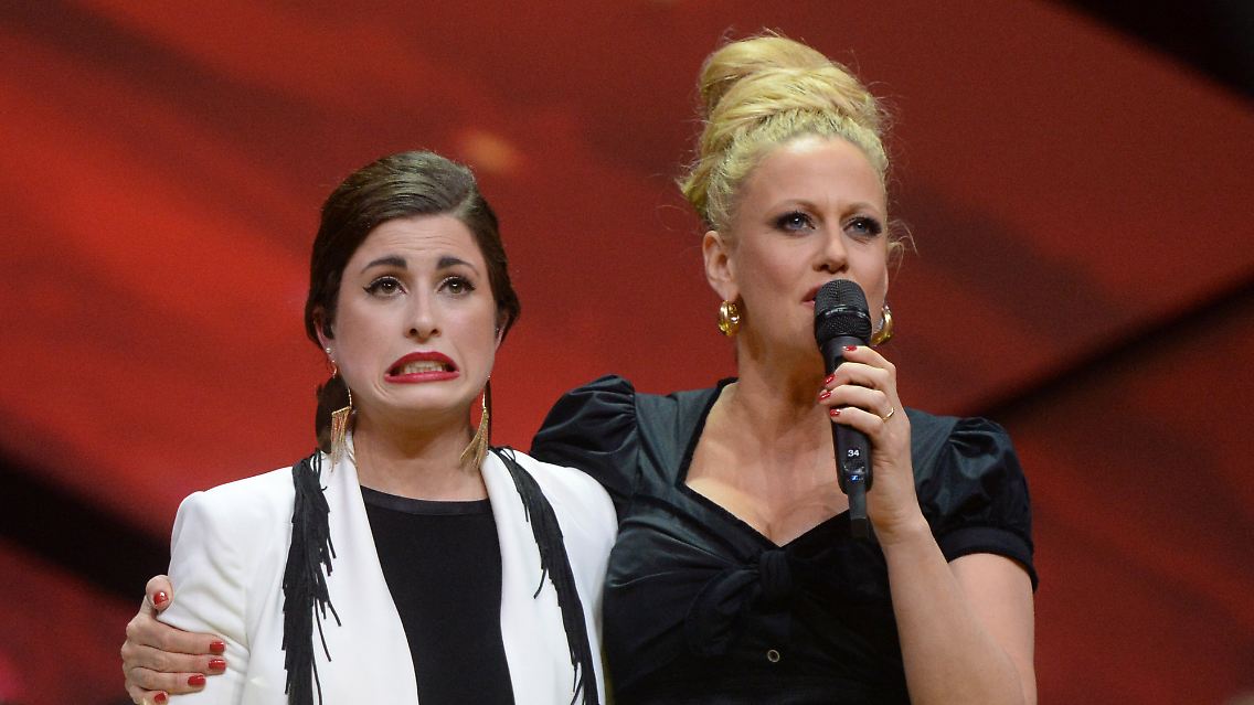 Die 28-Jährige ist völlig überwältigt von der dramatischen Wendung des Abends, ...