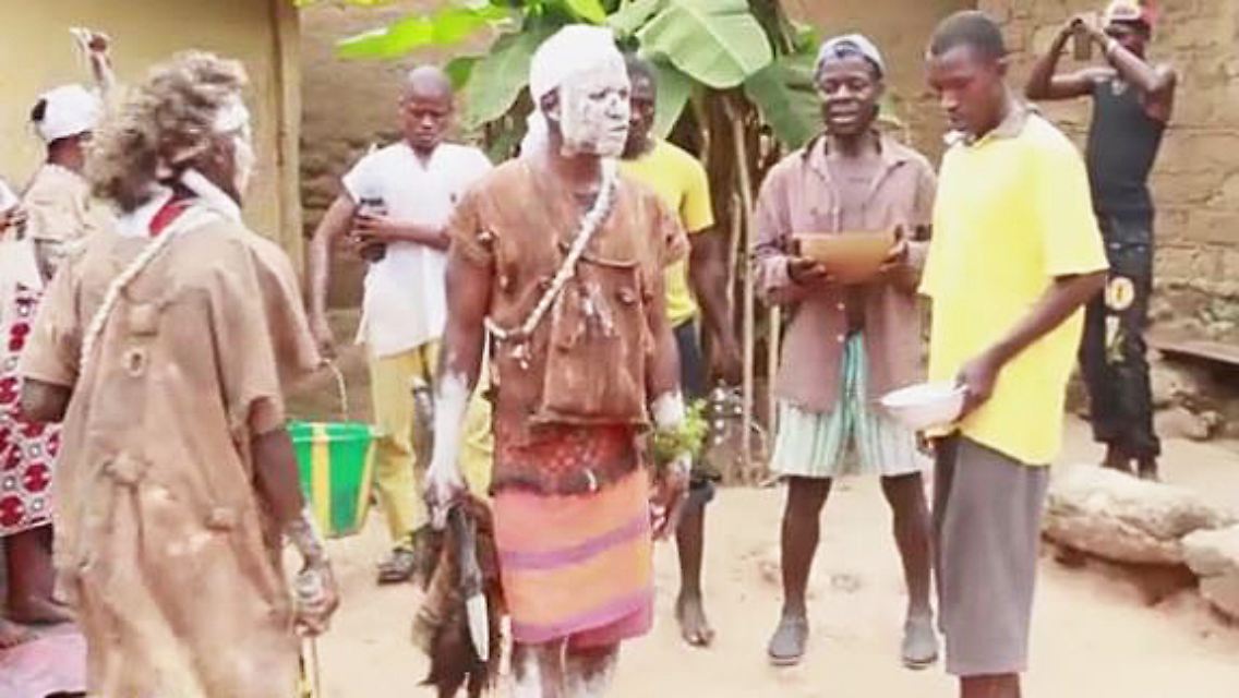 Ebola Guinea Schamane.JPG