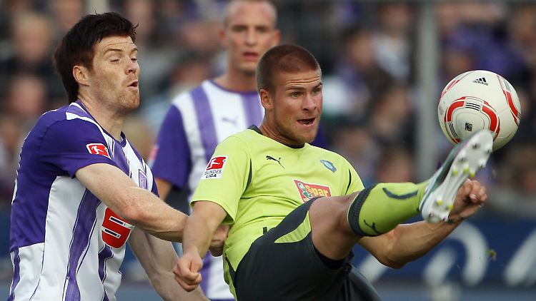 Der Osnabrücker Niels Hansen (l) im Kampf um den Ball mit dem Auer Tobias Kempe (r).