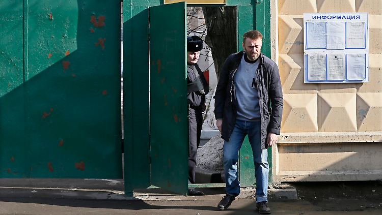 Vom Knast zum Friedhof: Nawalny will als Erstes das Grab seines Freundes Boris Nemzow besuchen.