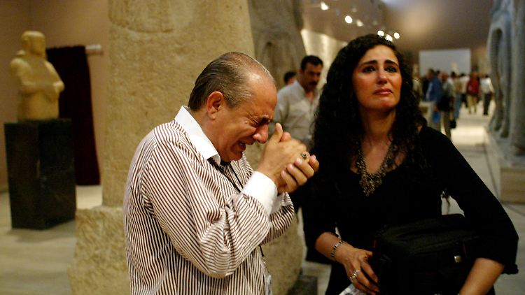 Ein Mann bricht in Tränen aus, als er  im Bagdad Museum den antiken assyrischen Schätzen aus Nimurd gegenübersteht (während einer kurzen Wiedereröffnung des Museums 2003). 