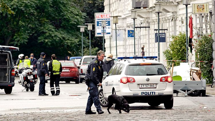 Die Polizei sucht im Umfeld des Hotels nach weiteren Sprengsätzen.