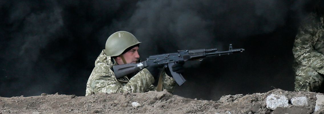 Ukrainische Soldaten bei einer Waffenübung nahe Schytomyr im Norden des Landes.