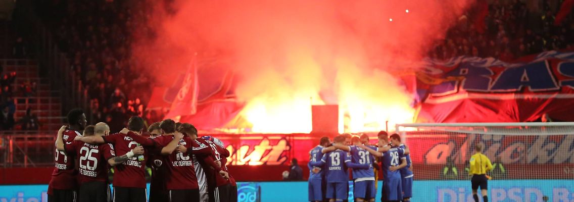 Feuerwerk im Block der Gäste aus Heidenheim.