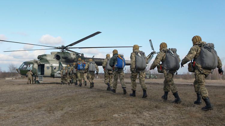 Während in der Ostukraine ein brüchiger Waffenstillstand gilt, mobilisiert und trainiert das Militär neue Kräfte.