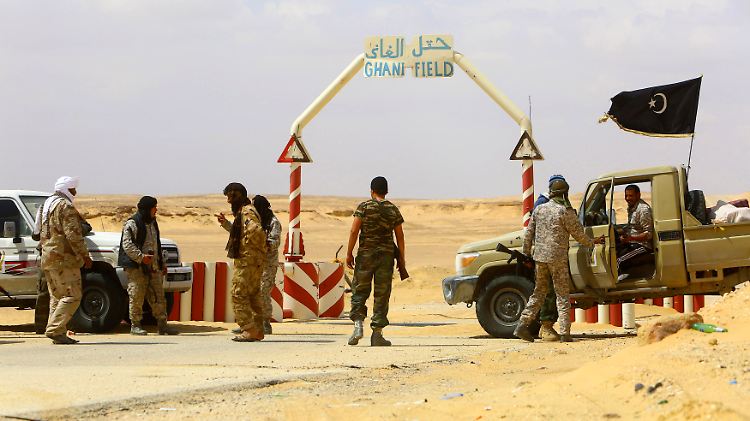 Burtaler Machtkampf um die Öleinnahmen: Kämpfer des Rebellenführers Ibrahim Jathran an einem Checkpoint des Ölfördergebiets al-Ghani (Archivbild).