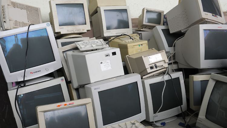 Die haben alle einmal sehr viel Geld gekostet: Computermonitore in einem zertifizierten Entsorgungsbetrieb für Elektroschrott (Archivbild).