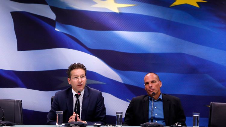 Denkwürdiger Auftritt: Ende Januar gab sich Yanis Varoufakis beim ersten Arbeitstreffen mit Dijsselbloem (l.) in Athen noch betont entspannt.