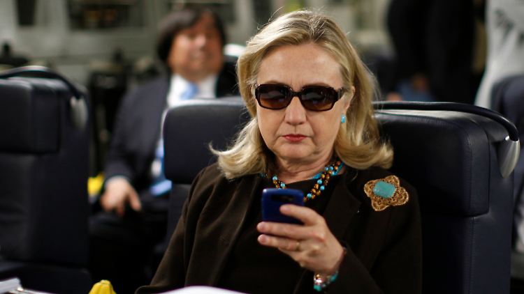 Clinton besteht darauf, ihren privaten Server aus Bequemlichkeit genutzt zu haben, und nicht etwa um unliebsame Vorgänge zu vertuschen. 