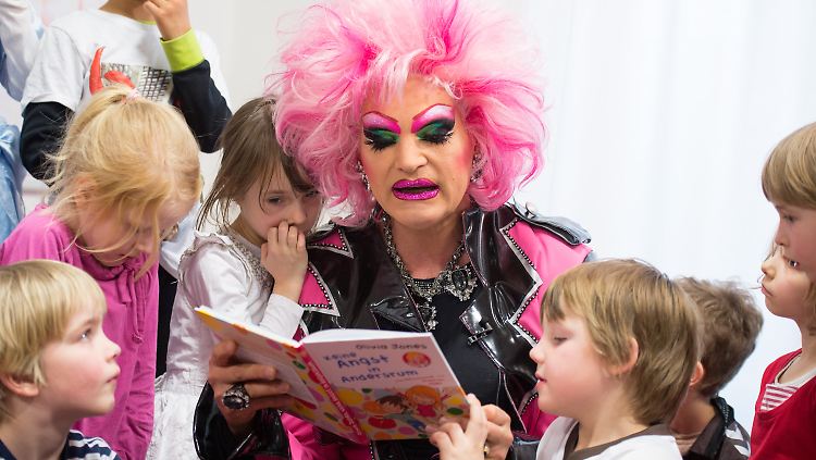 Bücher sind für Kinder mitunter sogar aufregender als ein aufregender Auftritt - wie Olivia Jones bei einer Vorlesestunde in einer Kita schon 2015 bewies.