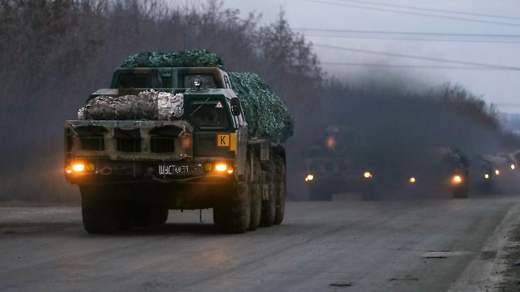 Ukrainische Mehrfachraketenwerfer ziehen sich aus Kramatorsk ins Landesinnere zurück - überwacht von der OSZE.