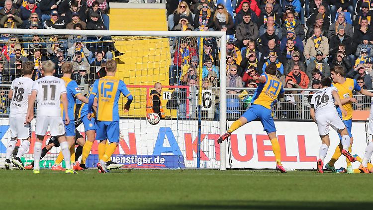 Sören Gonther (Nr. 26) brachte St. Pauli in Braunschweig mit einem wuchtigen Kopfball in die Erfolgsspur.