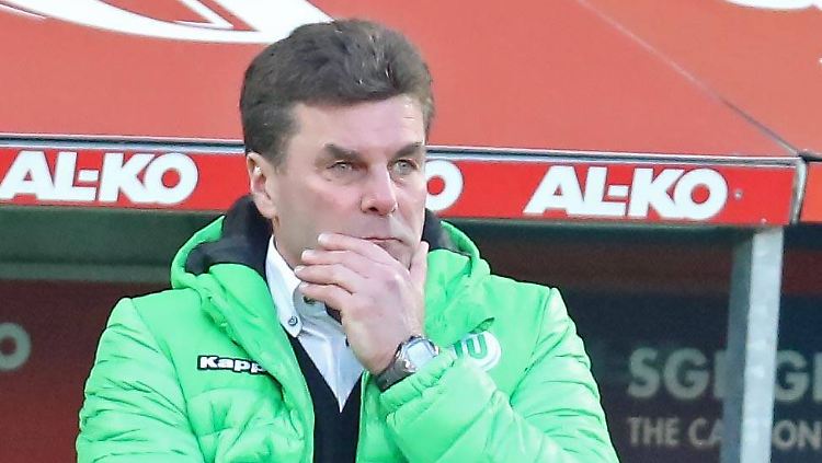 Wolfsburgs Manager Dieter Hecking sah in Augsburg einen schwachen Auftritt seines Teams - und den Abschied aus dem Titelrennen.